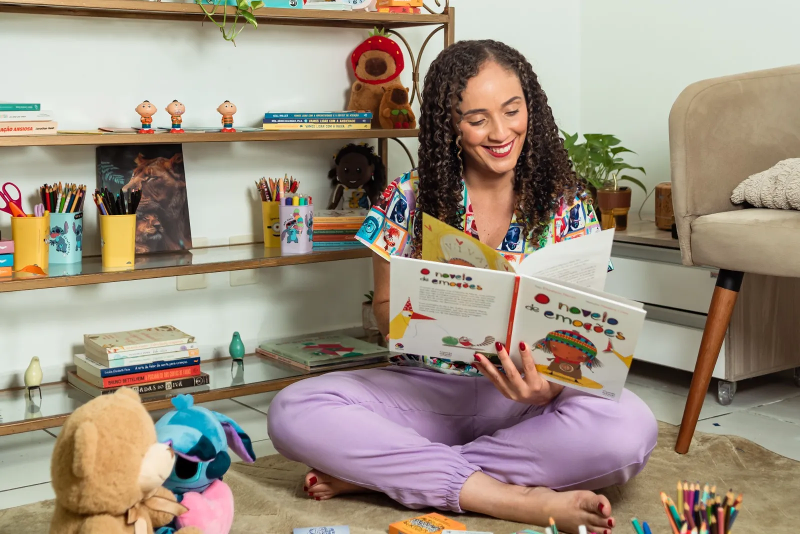 Psicóloga lendo um livro em consultório organizado e iluminado